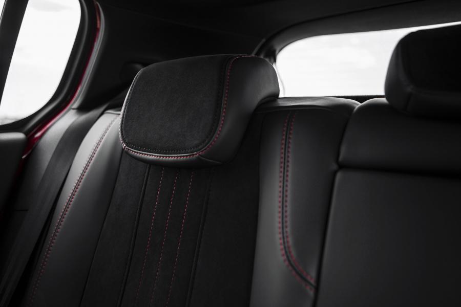 Детали интерьера Peugeot 308 GTi 2015 года  (фото 54 из 65)